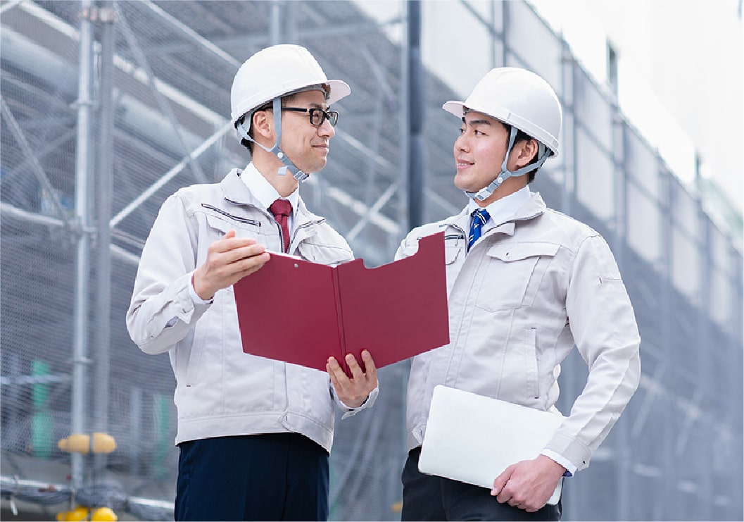 現場で打ち合わせするスタッフ