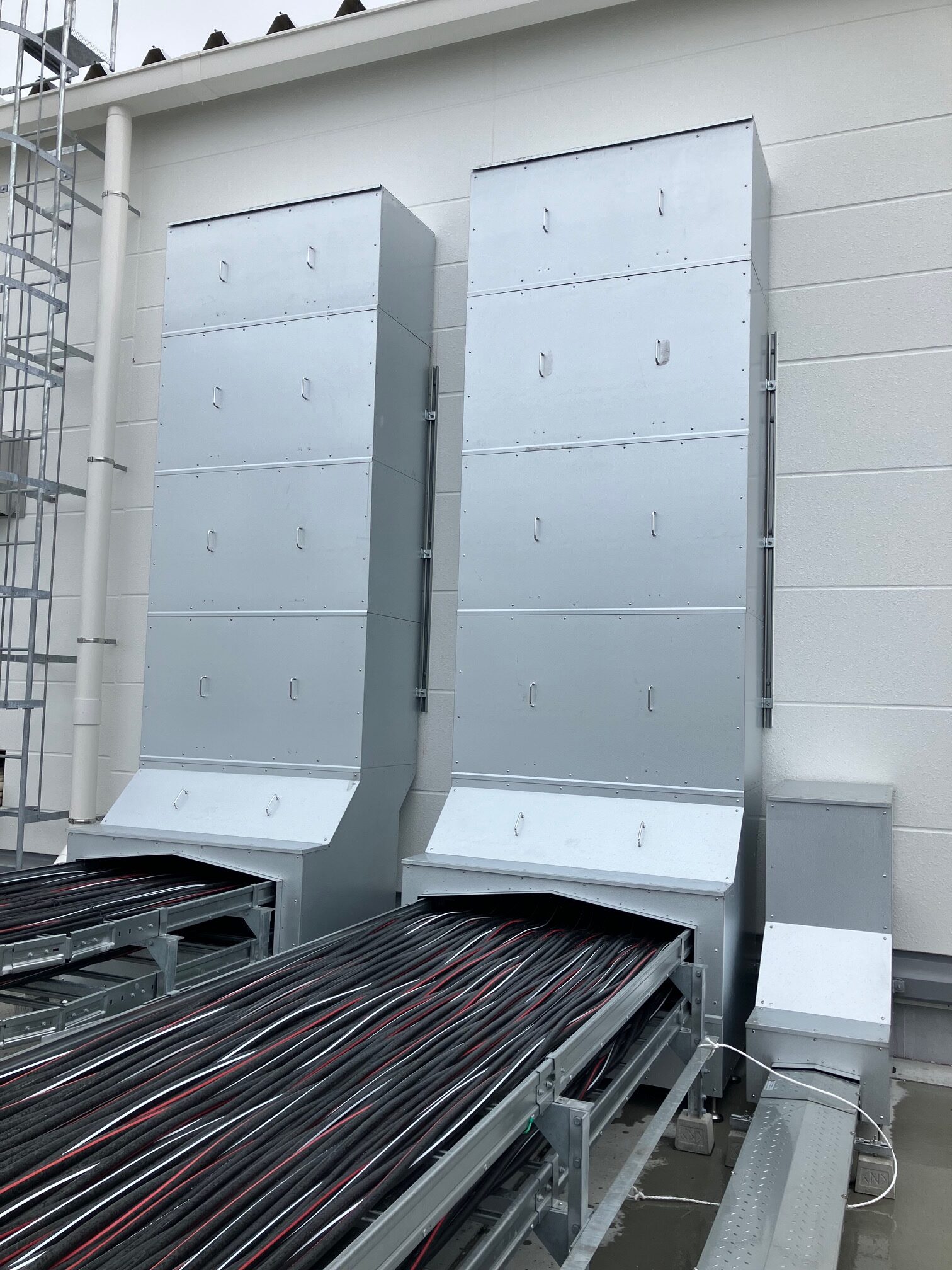 某工場 屋外ワイヤリングダクト