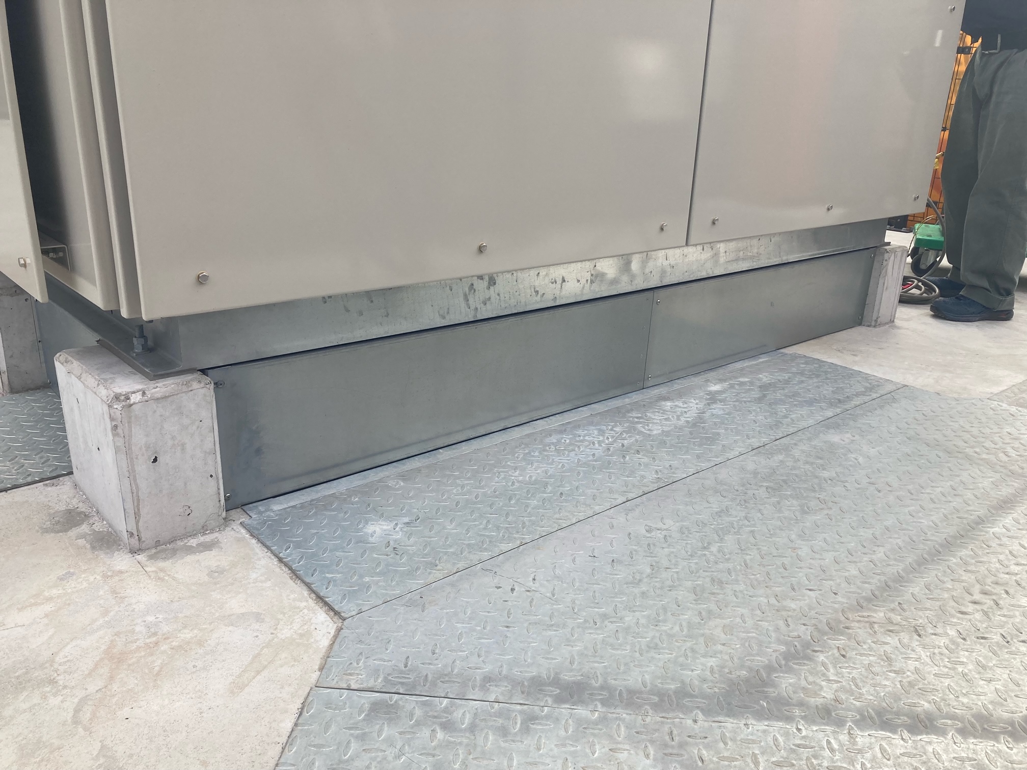 某ショッピングモール 防鳥カバー