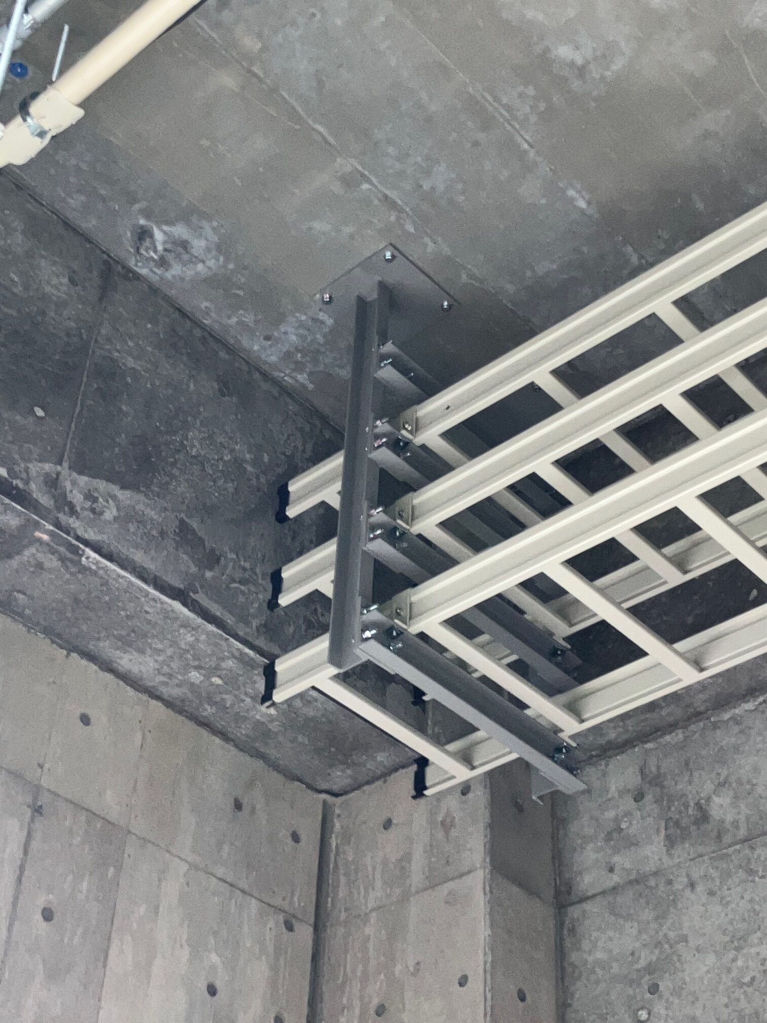 某研究施設 ケーブラック耐震架台