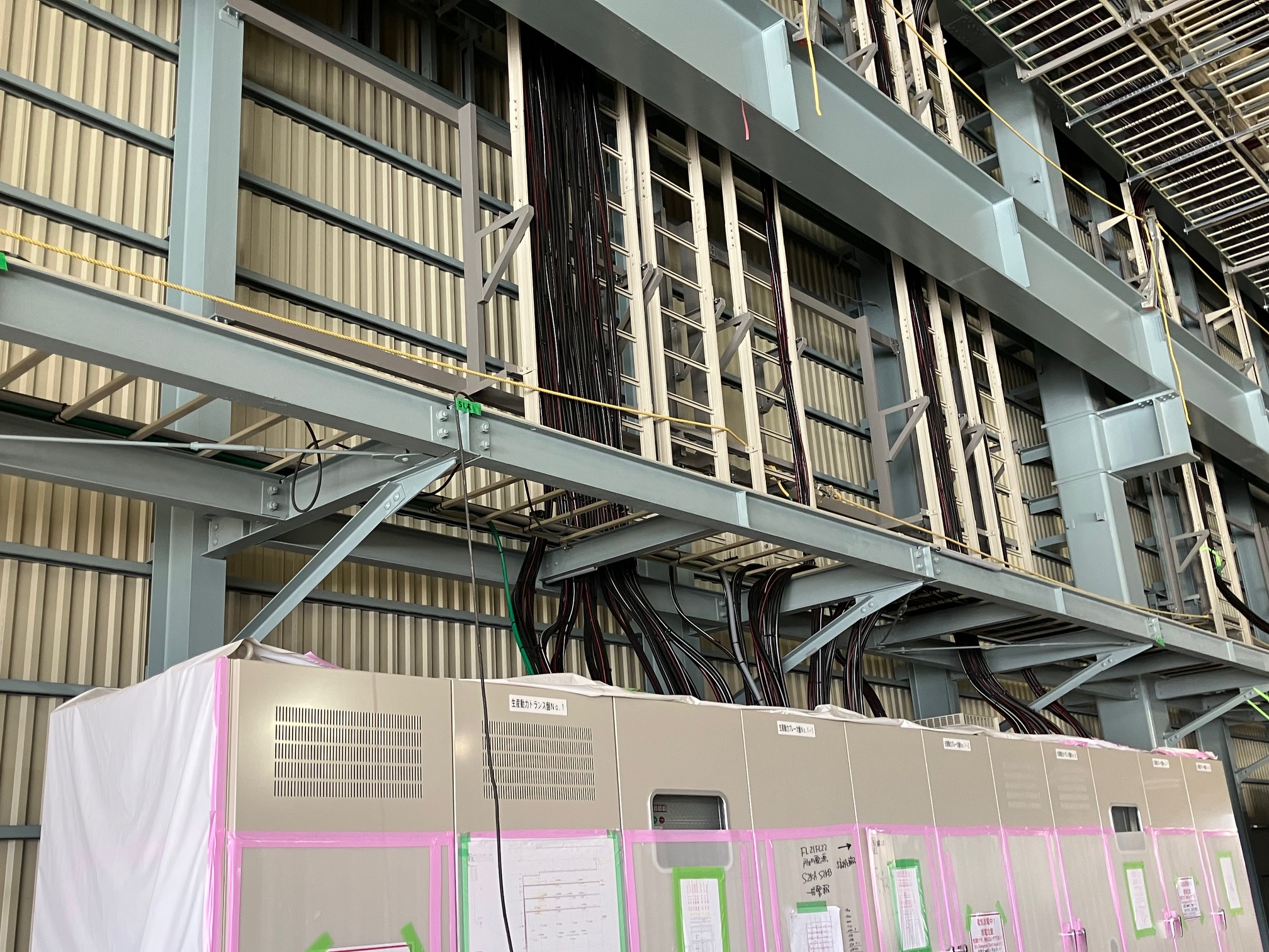 某工場 垂直ケーブルラック耐震架台