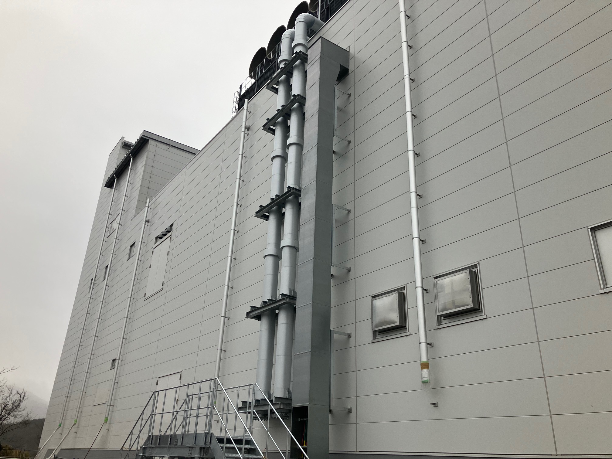 某工場 ワイヤリングダクト