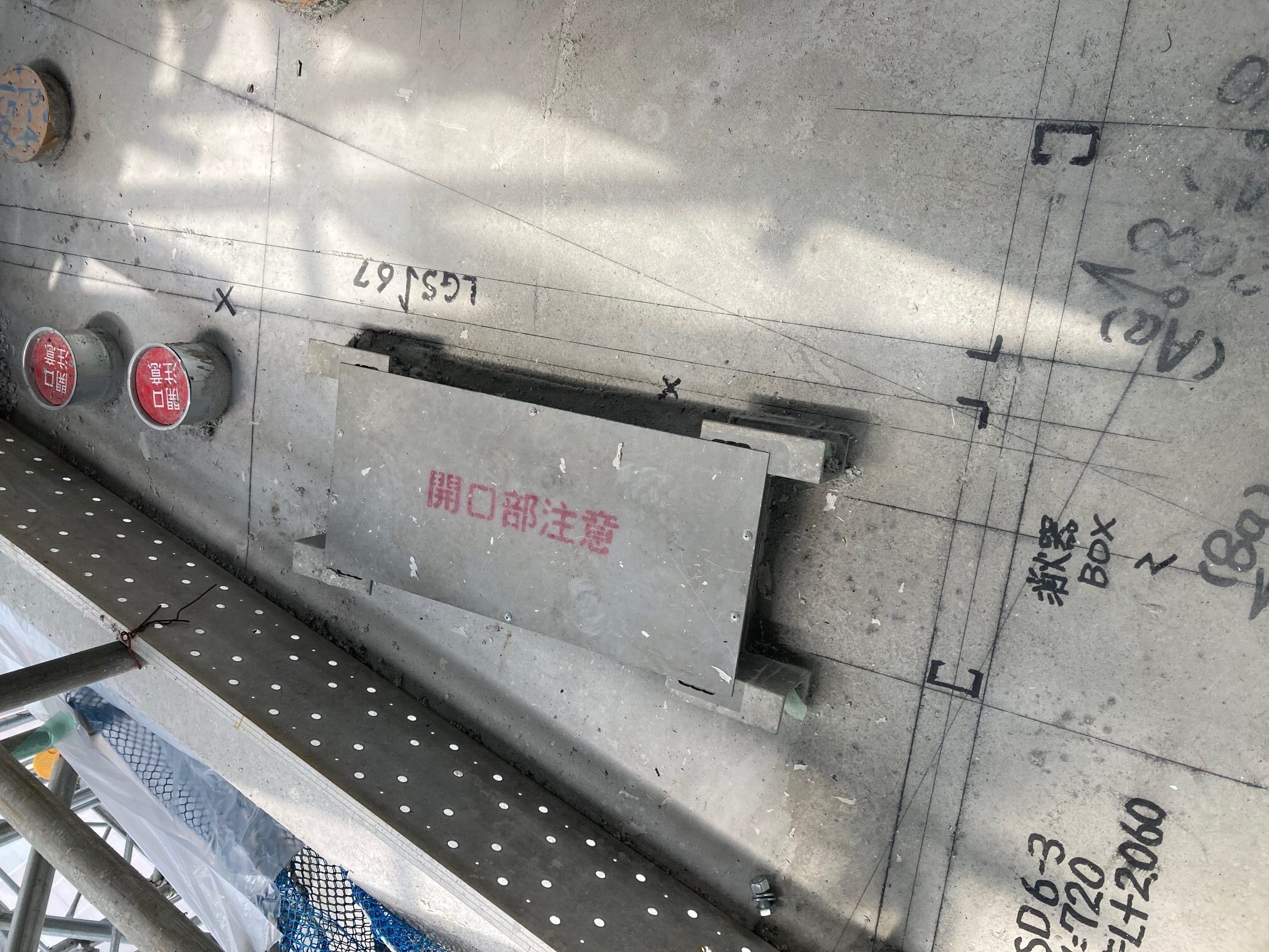 某ビル 床貫通枠