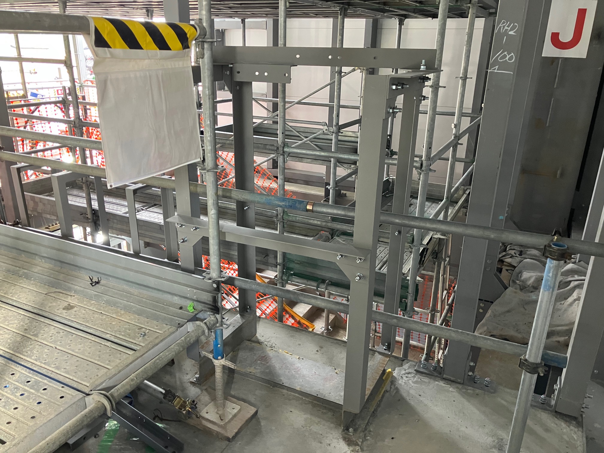 某工場 立ち上がり配管耐震架台