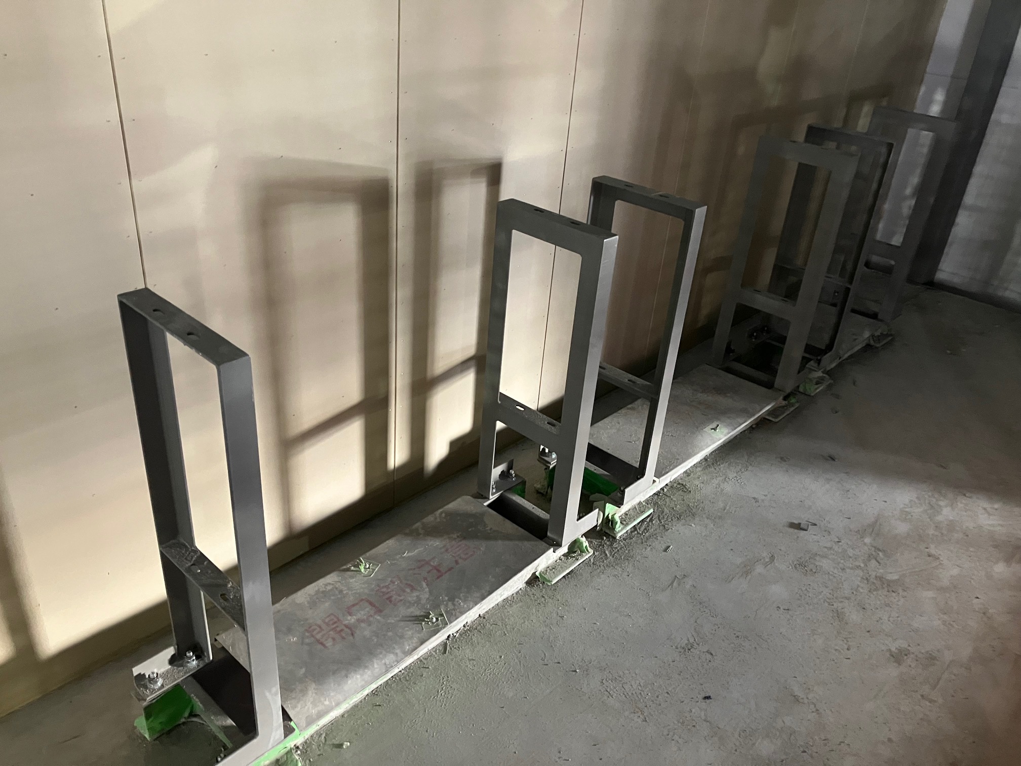 某工場 立ち上がりケーブルラック耐震架台