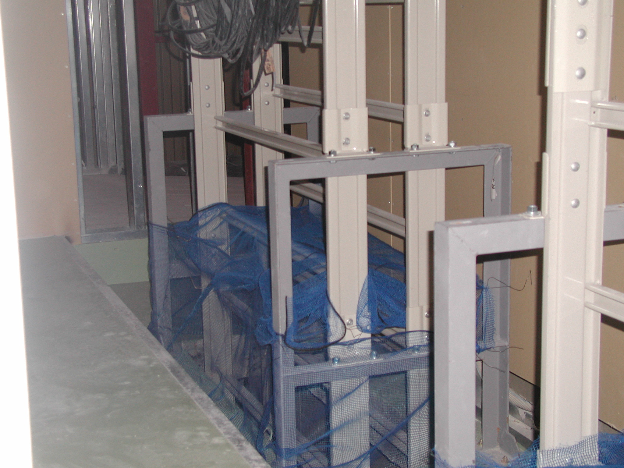 垂直ケーブルラック耐震架台